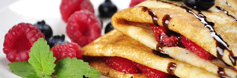 Crêpes mit frischen Beeren und Schokoladensauce