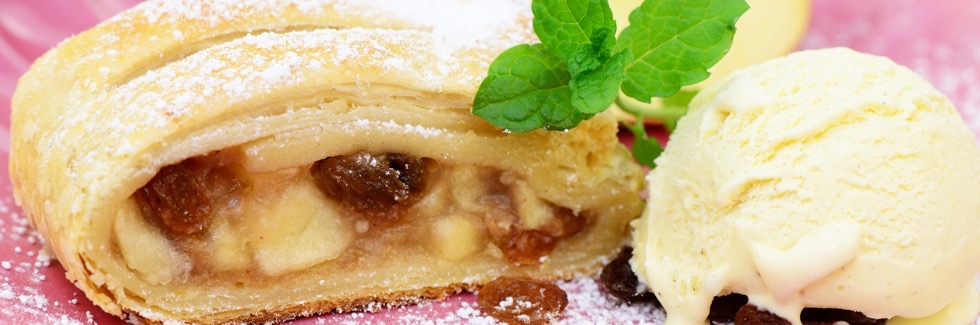 Warmer Apfelstrudel mit Vanilleeis