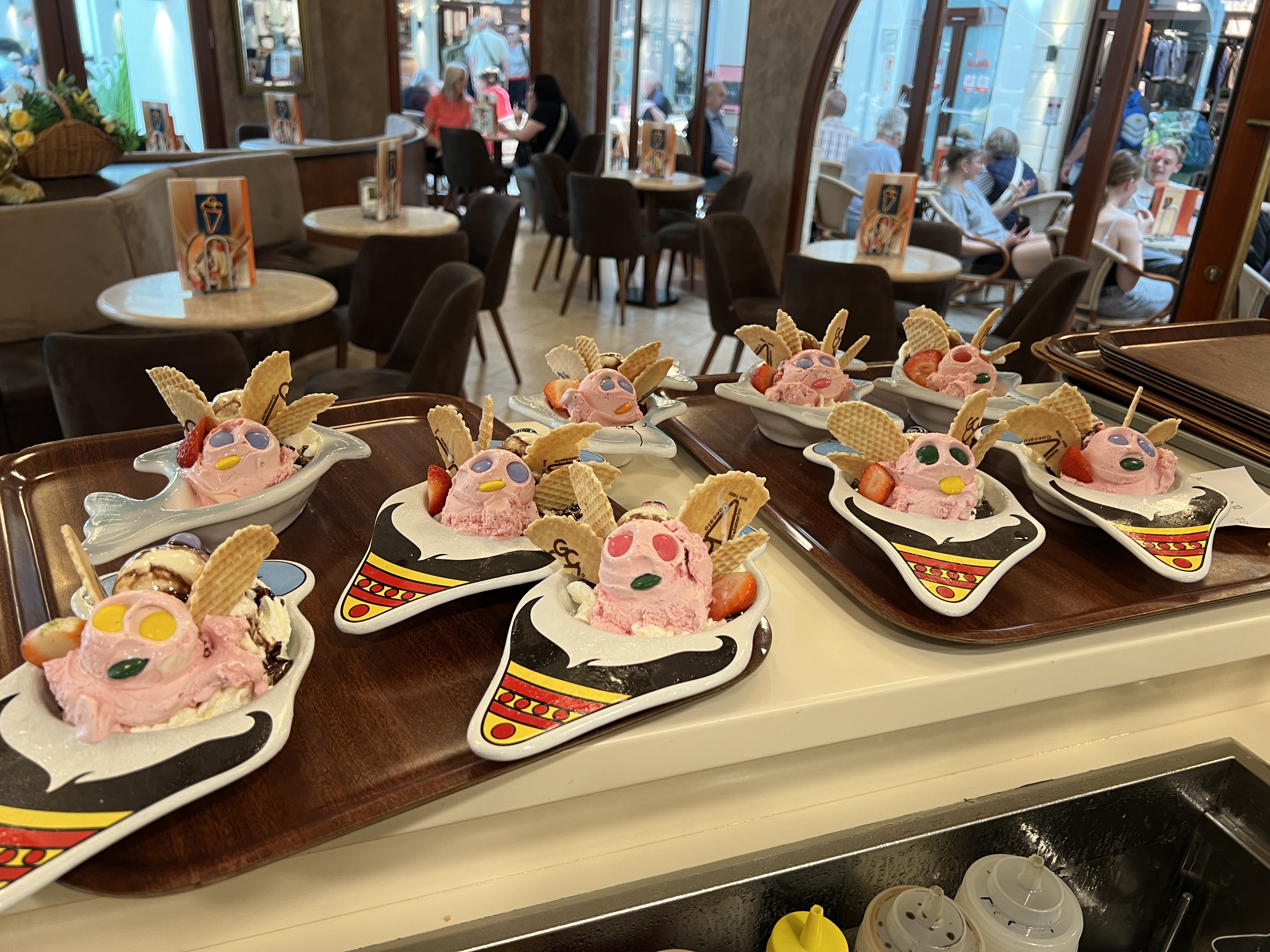 Fantasievolle Eisbecher für Kinder