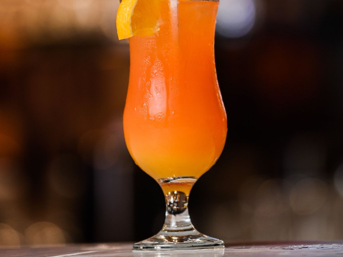 Eiscocktail im Glas mit Orangenscheibe