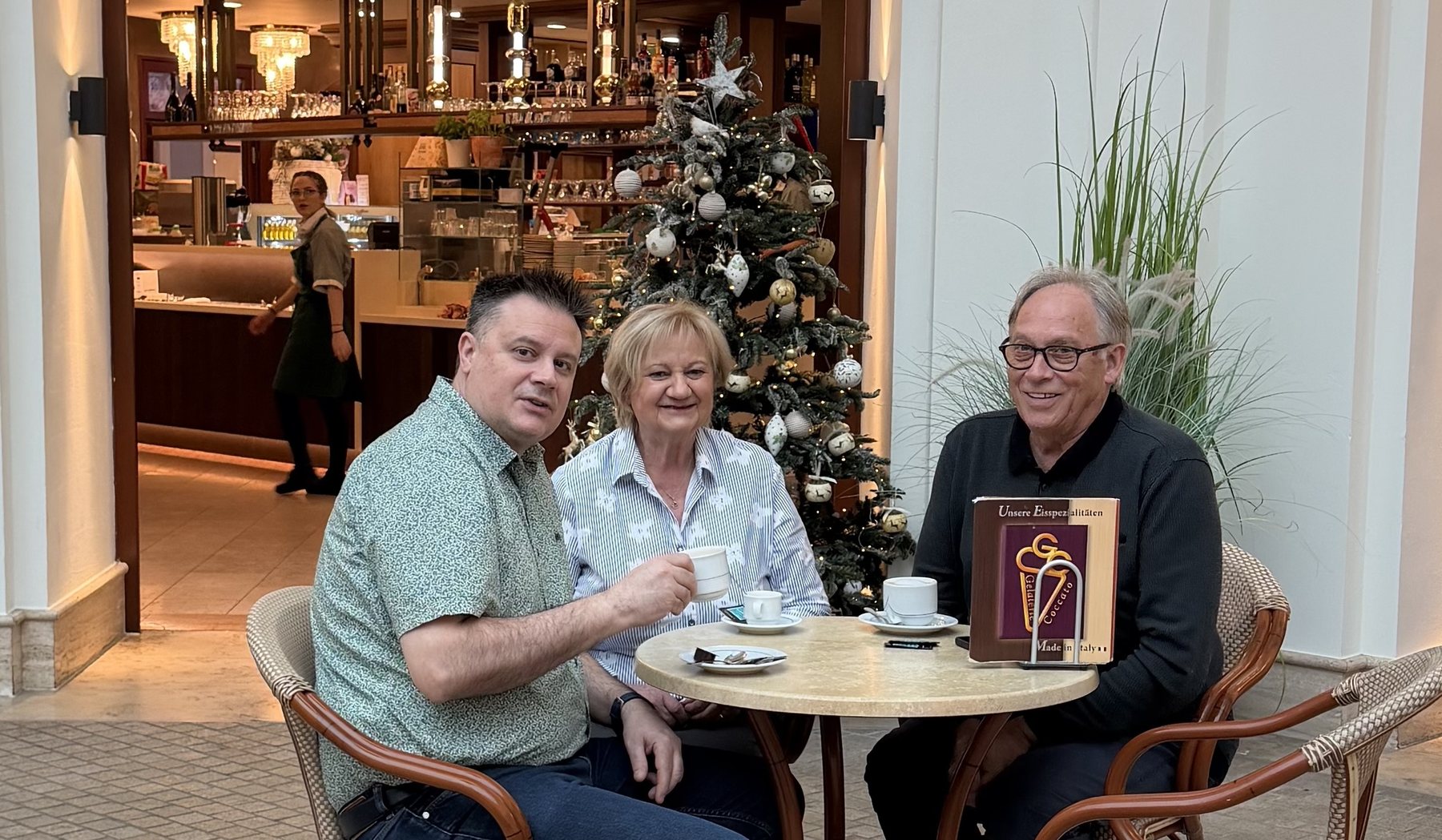 Die Familie Coccato heute, zusammen im Eiscafé