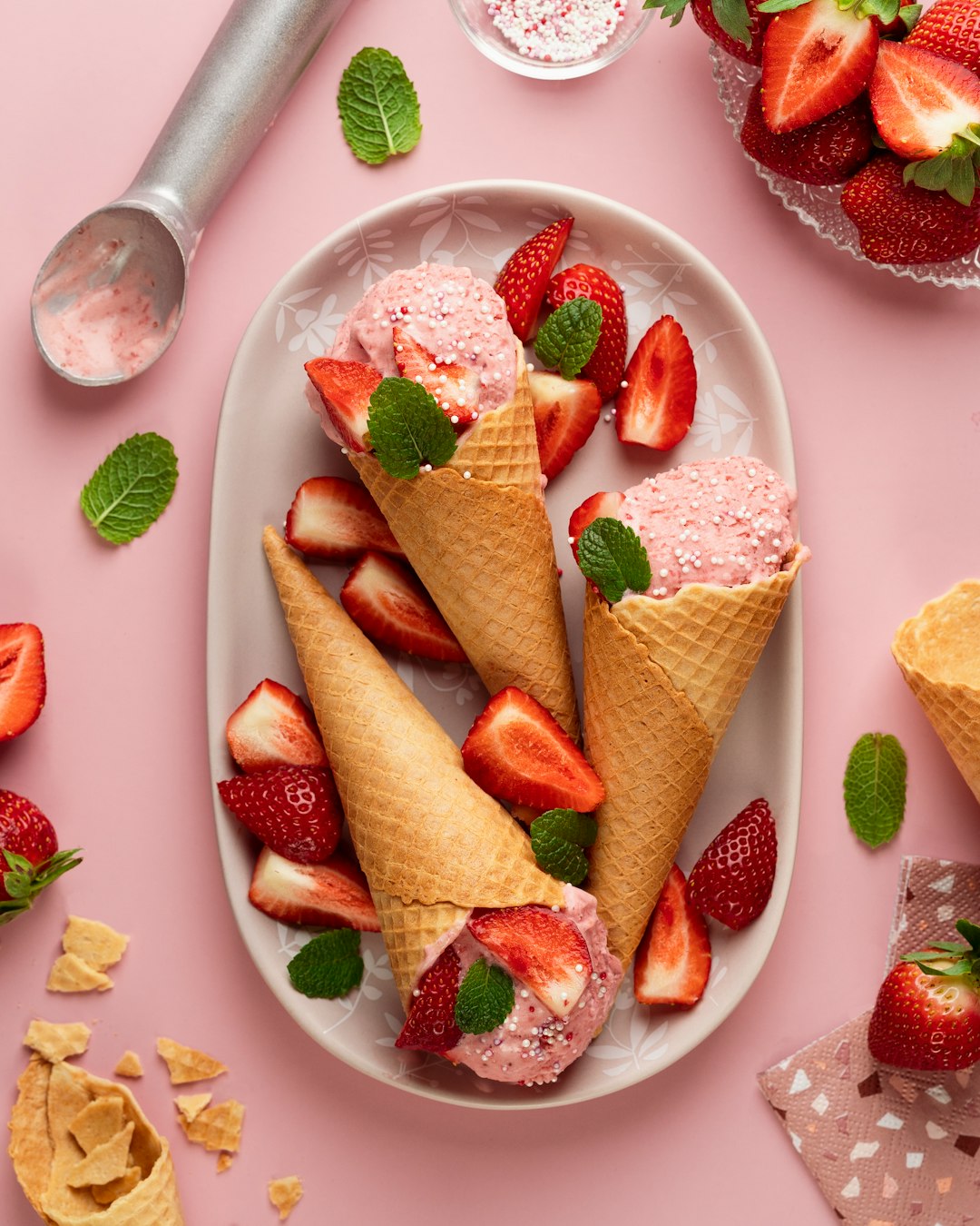 Eishörnchen mit frischen Erdbeeren