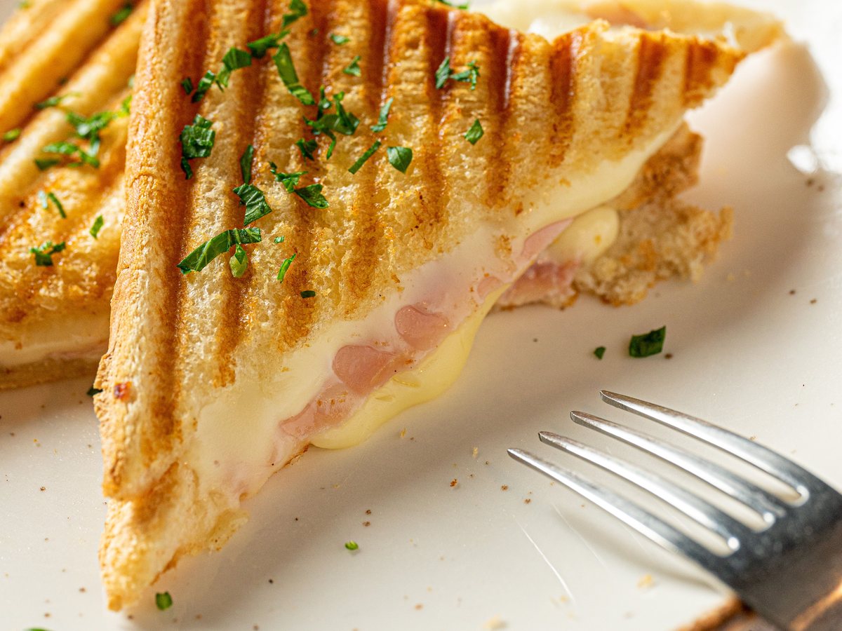 Getoastetes Sandwich mit Schinken und Käse