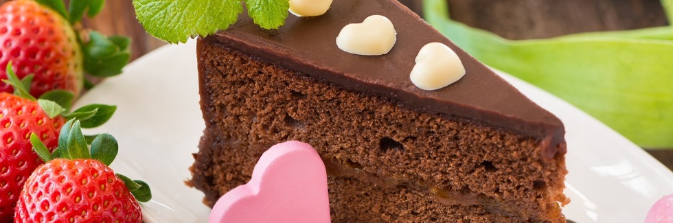 Hausgemachte Schokoladentorte mit frischen Erdbeeren
